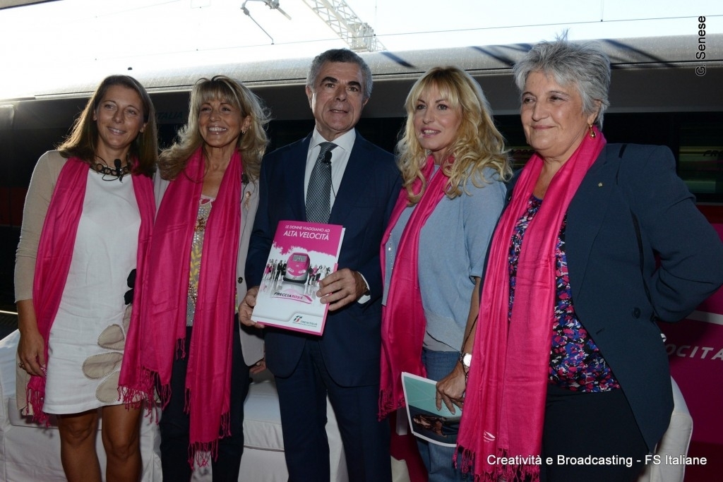 L'amministratore delegato di Fs italiane Mauro Moretti, il presidente dell'associazione IncontraDonna Adriana Bonifacino, la consigliera nazionale di Parità del ministero del Lavoro e delle politiche sociali Alessandra Servidori e, in veste di madrina dell'iniziativa, Antonella Clerici - Foto FSI L'amministratore delegato di Fs italiane Mauro Moretti, il presidente dell'associazione IncontraDonna Adriana Bonifacino, la consigliera nazionale di Parità del ministero del Lavoro e delle politiche sociali Alessandra Servidori e, in veste di madrina dell'iniziativa, Antonella Clerici - Foto FSI