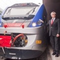 L'AD di FSI, Mauro Moretti, con il nuovo treno regionale - Foto Gabriele Nicastro