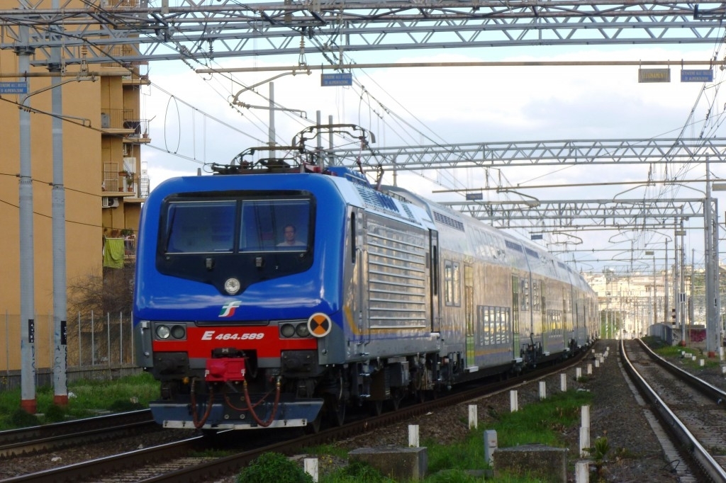 Il Vivalto nella nuova livrea per il trasporto regionale di Trenitalia fa il suo debutto sulla FL5 Roma - Civitavecchia e sui servizi lungo la Tirrenica dalla Capitale fino a Grosseto. Nella foto la E464 589, anche lei nella nuova livrea, al traino del Vivalto in servizio sul R12251 per Montalto di Castro in arrivo a Roma Trastevere. Foto Gazzetta Dei Trasporti