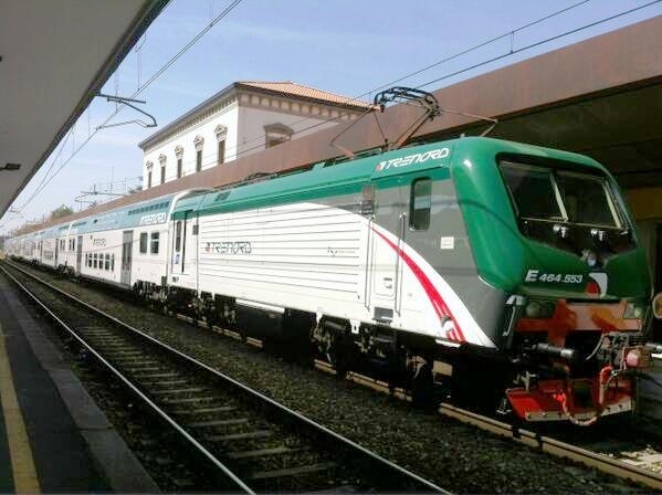 Il nuovo Vivalto di Trenord in servizio sulla Milano-Bergamo, titolare del treno la locomotiva E464.553 - Foto Trenord