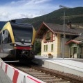 Un Gtw 2/6 Atr100 della Sad in sosta a Lasa lungo la ferrovia della Val Venosta - Foto Giovanni Giglio