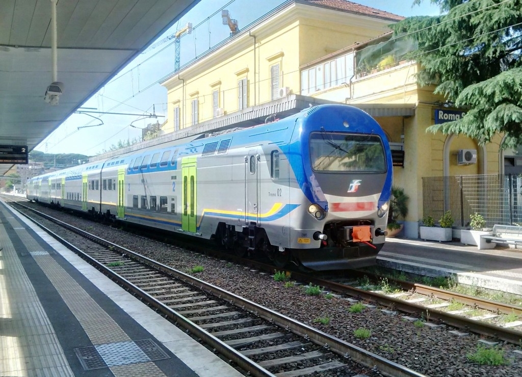Il Taf 02 nella nuova livrea regionale di Trenitalia a Roma in servizio sulla Fl3 sosta a Roma San Pietro - Foto Giovanni Giglio