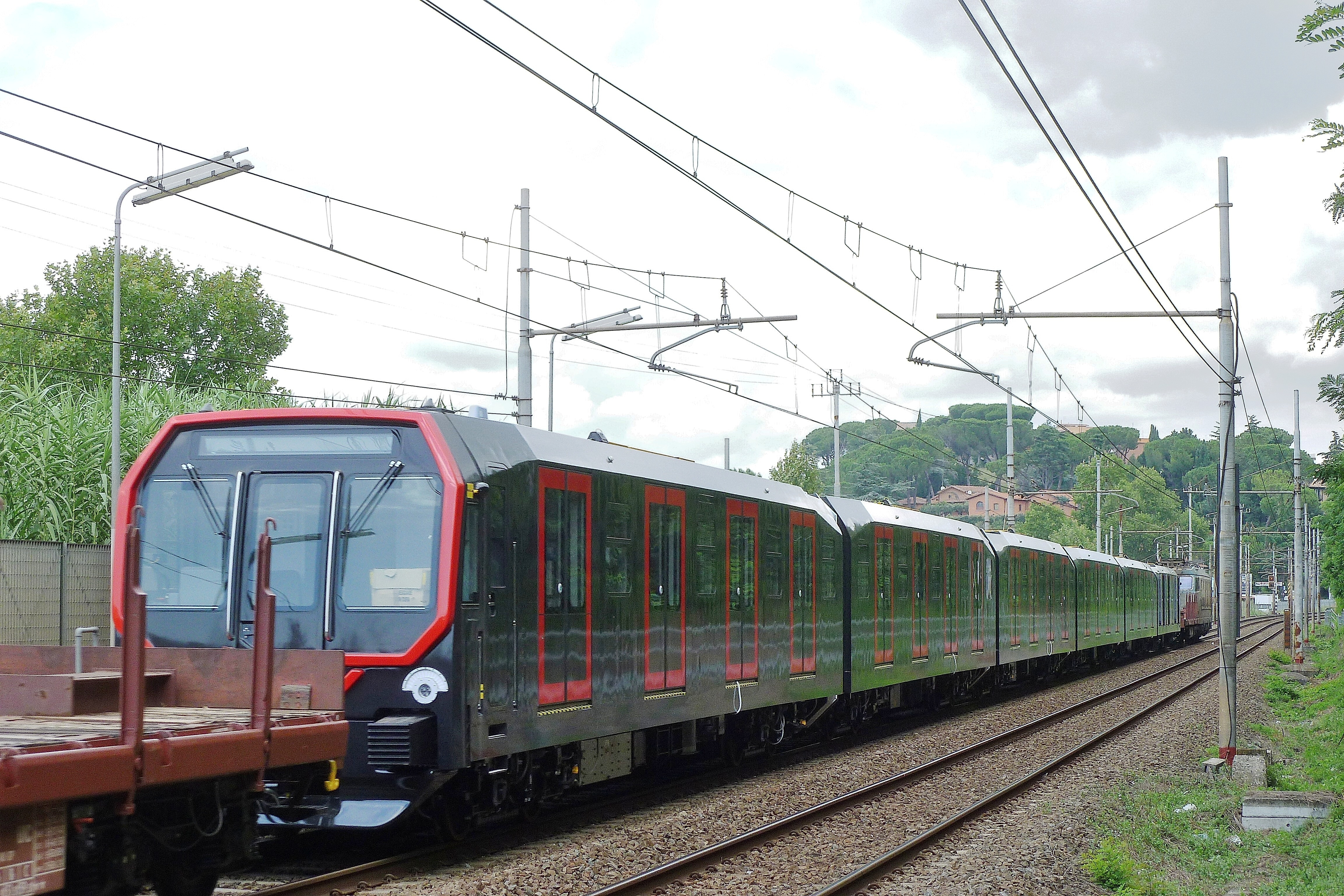 Il nuovo treno per la metropolitana milanese in transito a Roma - Foto Giuseppe Mondelli