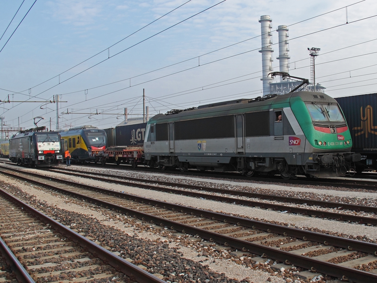 Il Caf Civity di Ferrotramviaria trainato dalla E436 di SNCF - Foto Ferdinando Ferrari
