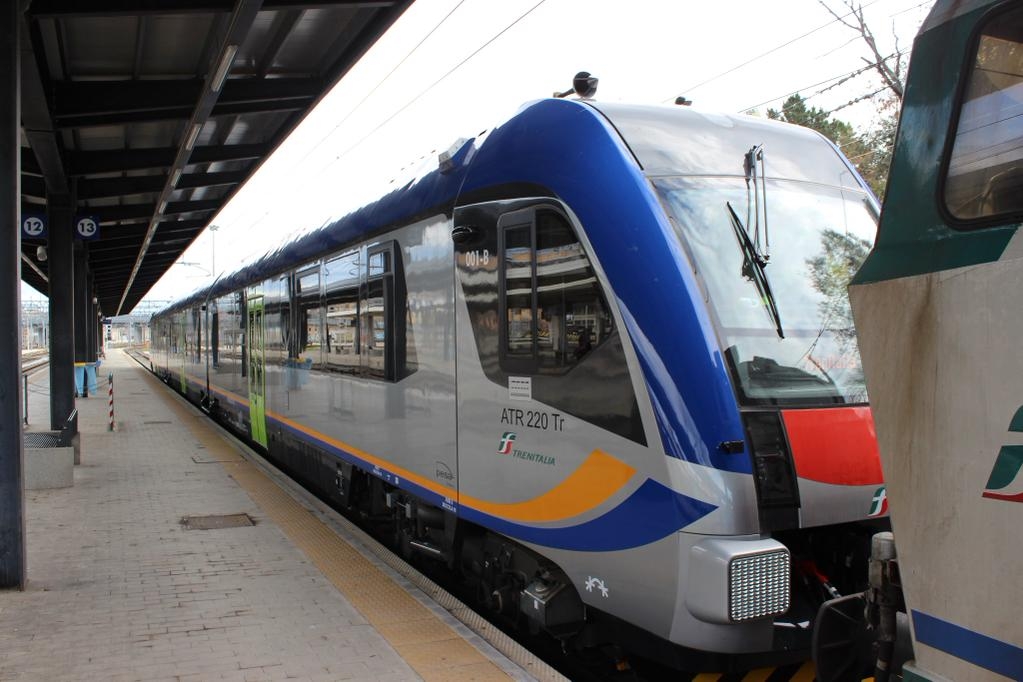 L'ATR220 Pesa di Trenitalia in partenza da Pisa per la presentazione ufficiale a Roma - Foto Cristian Giovangiacomo 