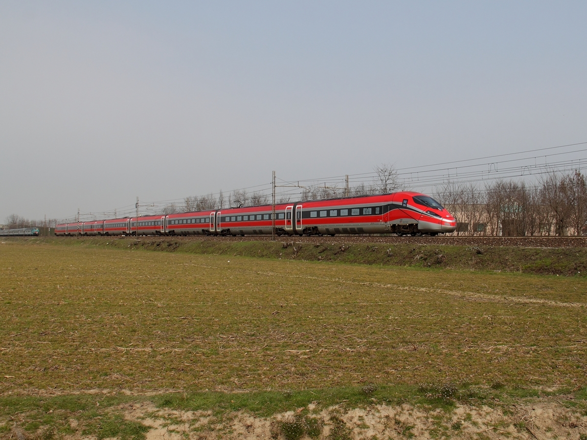 Il treno 03 dell'Etr400 Frecciarossa1000 di Trenitalia in trasferimento verso Milano - Foto Ferdinando Ferrari