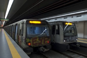 Una coppia di treni CAF orrendamente deturpati da graffiti sostano sui binari della stazione Jonio - Foto Edoardo Franchi