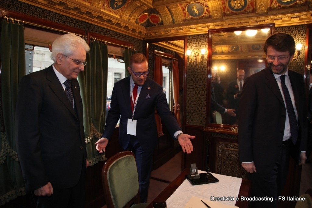 Il Presidente della Repubblica Mattarella e il direttore della Fondazione FS Cantamessa a bordo del treno presidenziale - Foto Gruppo Ferrovie dello Stato Italiane