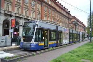 Una motrice serie 6000 in servizio sulla nuova linea tram 6 di Torino al capolinea di piazza Statuto- Foto Alessandro Frola