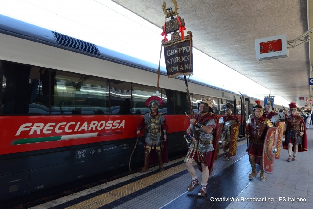 Il Gruppo Storico Romano con i costumi dell'antica Roma salgono sul FrecciaRossa per raggiungere Expo 2015 a Milano -  Foto Gruppo Ferrovie dello Stato Italiane