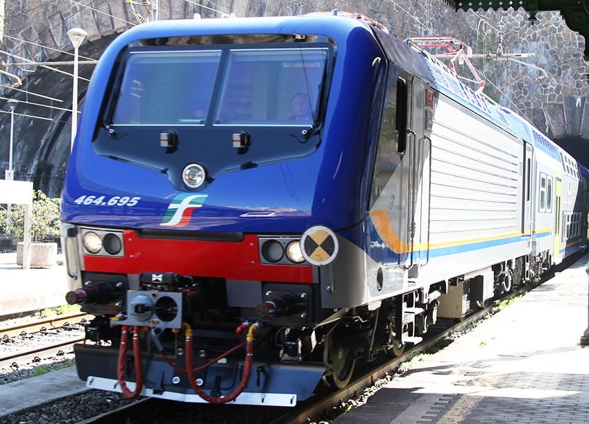 Un convoglio Vivalto nella nuova livrea regionale di Trenitalia con in testa la E464 695 a Genova - Foto Ferrovie dello Stato Italiane