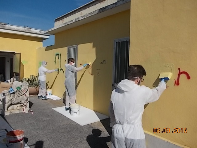 Un momento dei lavori di ripulitura della stazione da loro stessi imbrattata - Foto Gruppo FS Italiane