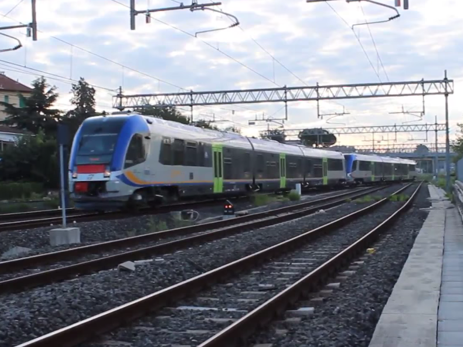 Coppia di Atr220 Swing di Trenitalia in comando multiplo - Foto Cristian Giovangiacomo