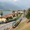 Un ATR115 di Trenord fiancheggia il lago d'Iseo in prossimità di Toline - Foto Daniele Barrella