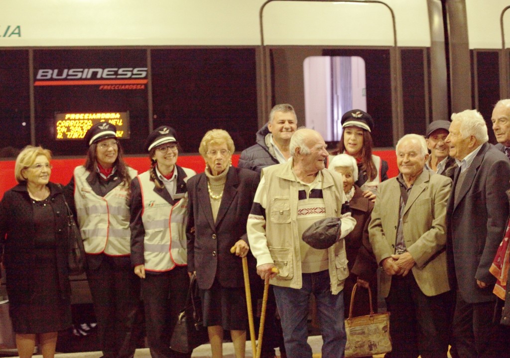 La delegazioni di arzilli centenari in partenza con il FrecciaRossa in direzione Expo - Foto FS Italiane