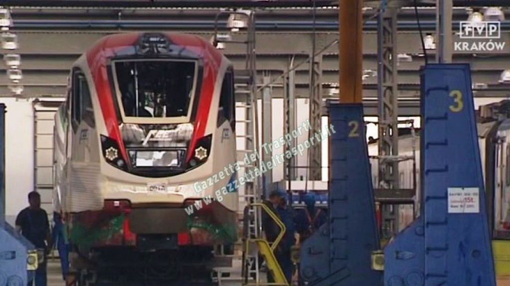Il nuovo treno Vulcano delle FCE nello stabilimento Newag in Polonia - Foto Tvp.pl