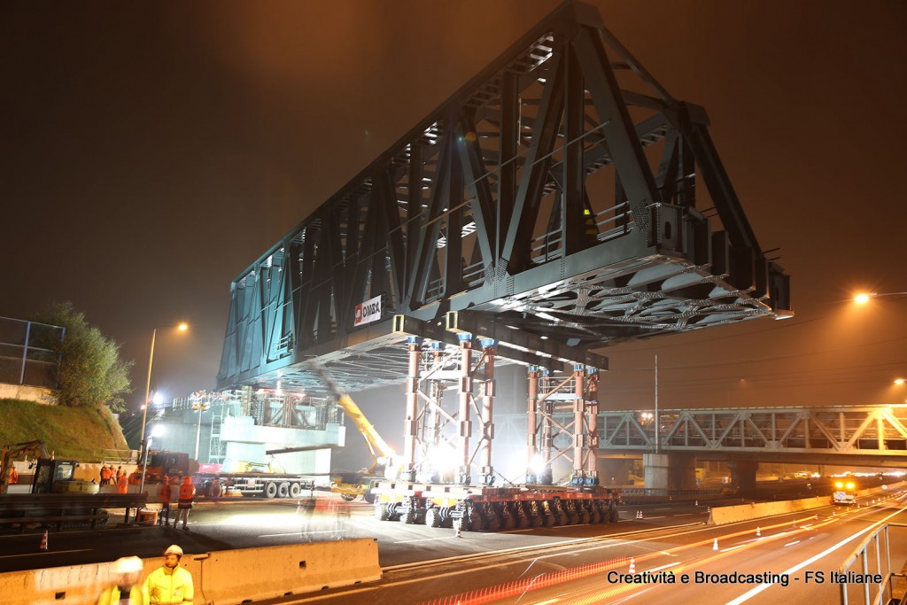 Un momento del varo del nuovo ponte della Bologna-Venezia - Foto Gruppo FS Italiane