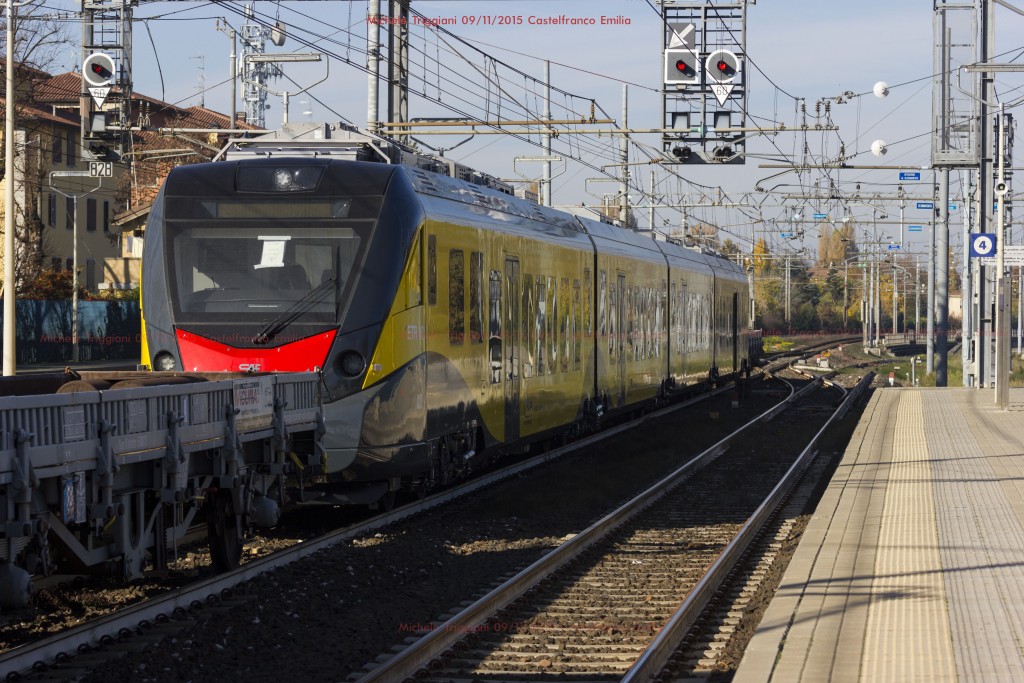 In transito a Castelfranco Emilia il secondo dei tre nuovi ETR452 acquistati da Ferrotramviaria per le linee del nord barese - Foto Michele Triggiani