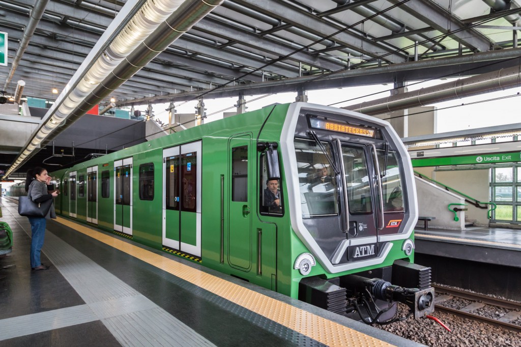 Il treno Leonardo in livrea tutta verde in servizio sulla M2 - Foto ATM