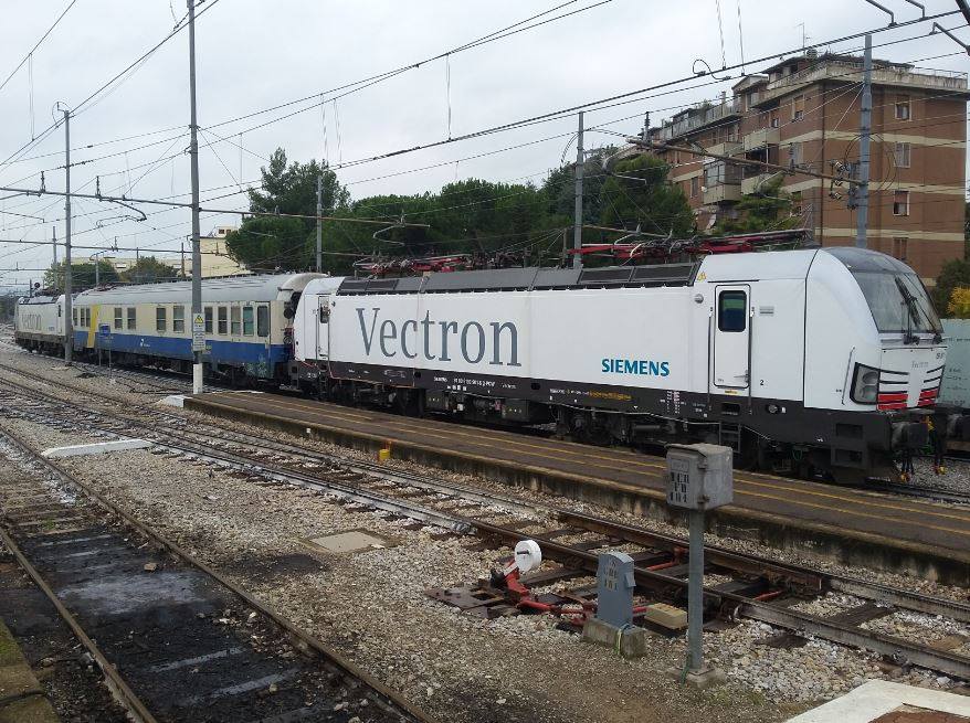 La Siemens Vectron E193 in sosta ad Arezzo Pescaiola - Foto Andrea Moscati