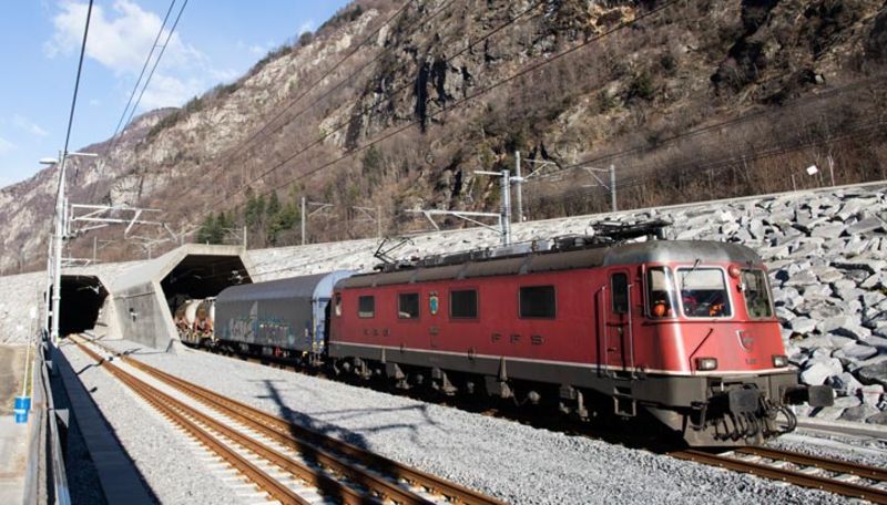 Treno di FFS Cargo durante le fai di test nella galleria di base del San Gottardo - Foto AlpTransit