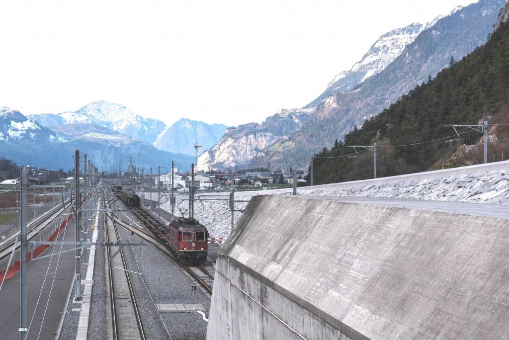 Il convoglio merci in ingresso al portale nord della galleria di base del San Gottardo - Foto AlpTransit SA